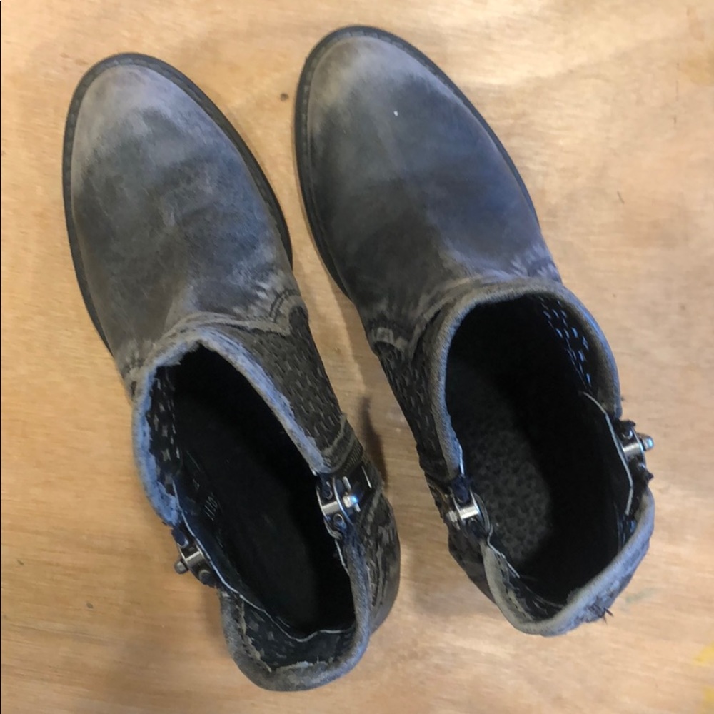 Adorable grey distressed bootie size 6 1/2